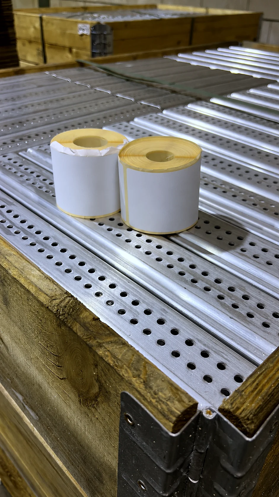 Geperforeerde aluminium profielen op pallet, geproduceerd in serie bij HB Metaalbewerking
