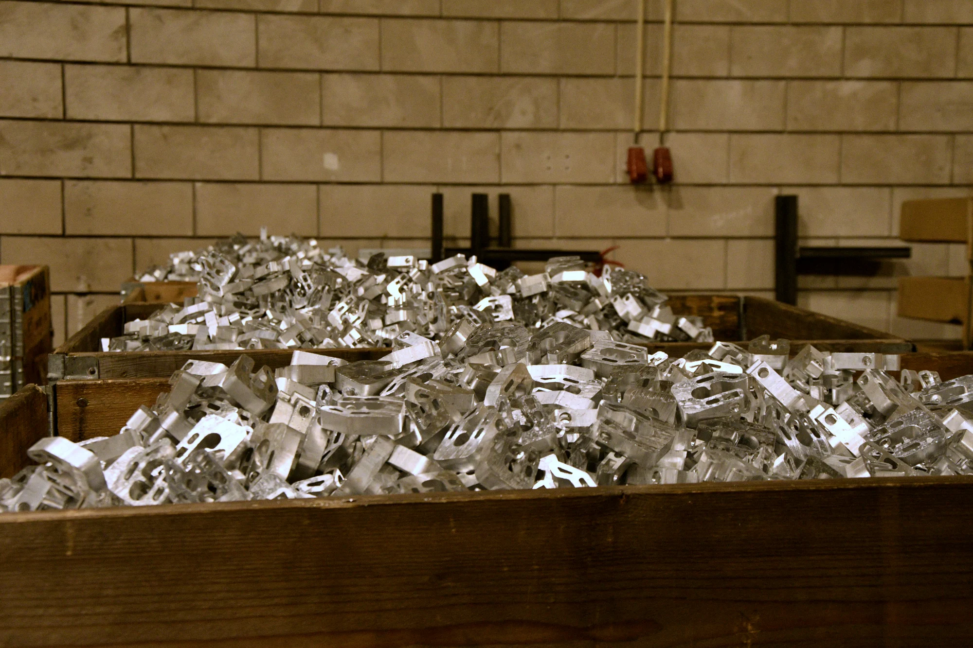 Kisten met gestanste aluminium onderdelen uit een lopende serie