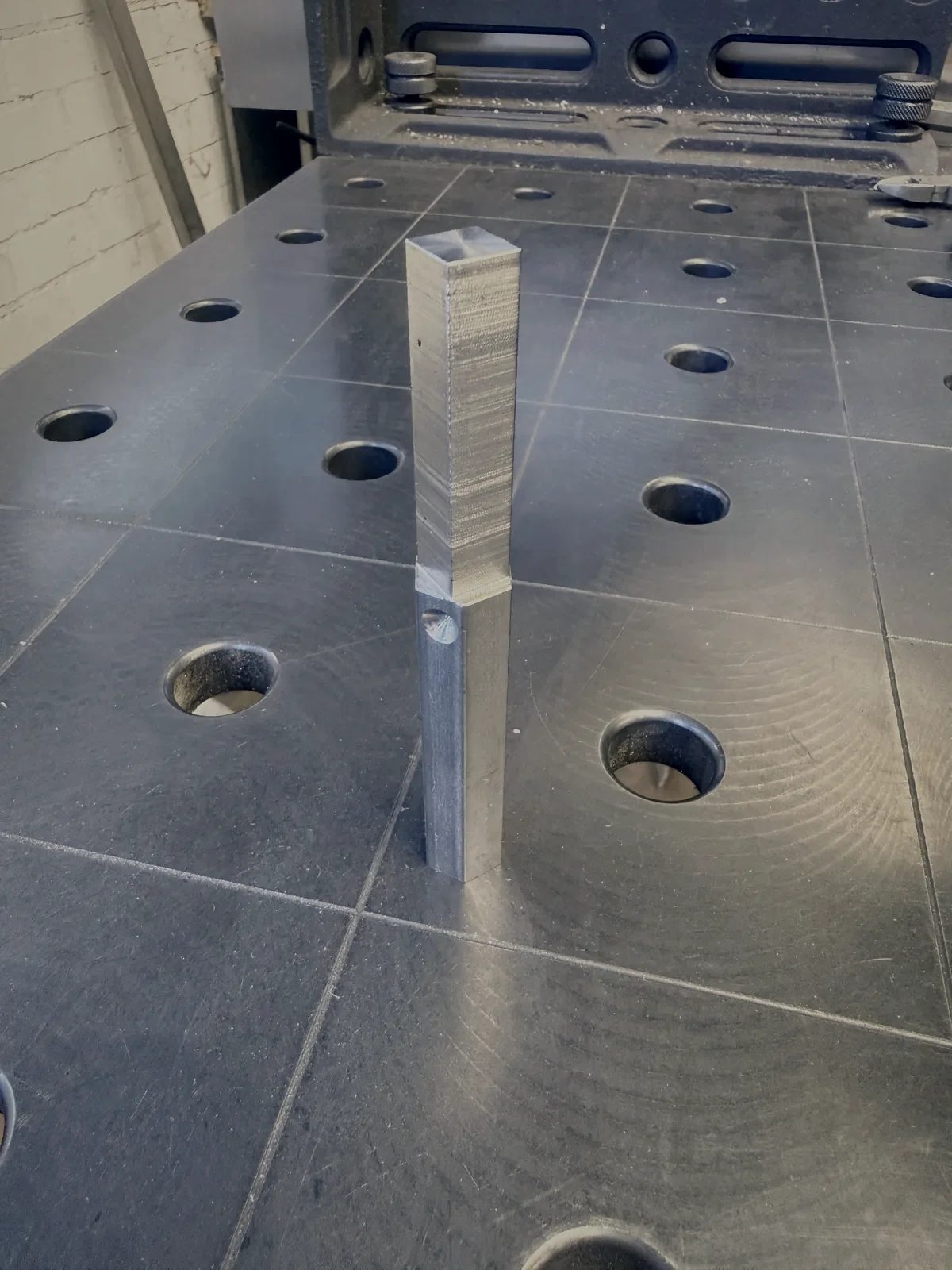 Verspaand aluminium profieldeel op de opspantafel